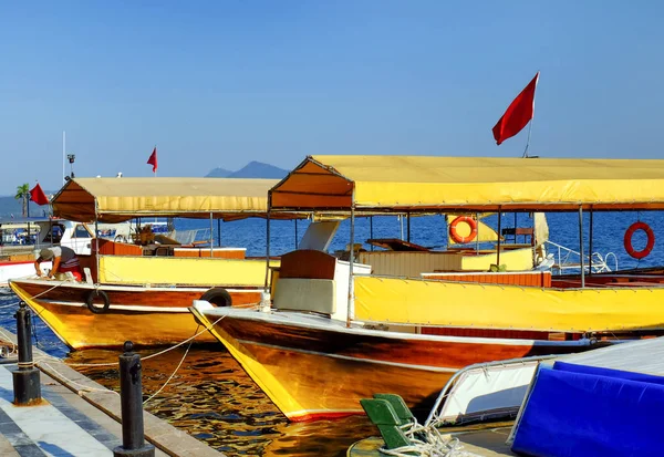 Вид на пришвартованные лодки в солнечный летний день — стоковое фото