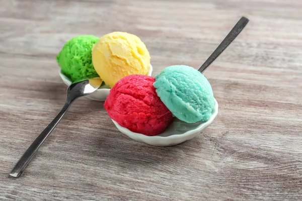 Coloridas cucharadas de helado —  Fotos de Stock