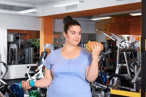 Overgewicht vrouw in sportschool — Stockfoto