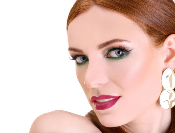 Belle rousse femme avec un maquillage vert vif, isolé sur blanc — Photo