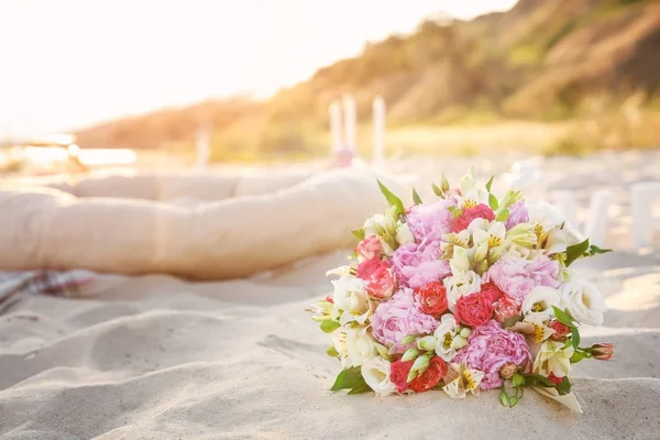 Sahilde güzel düğün buketi