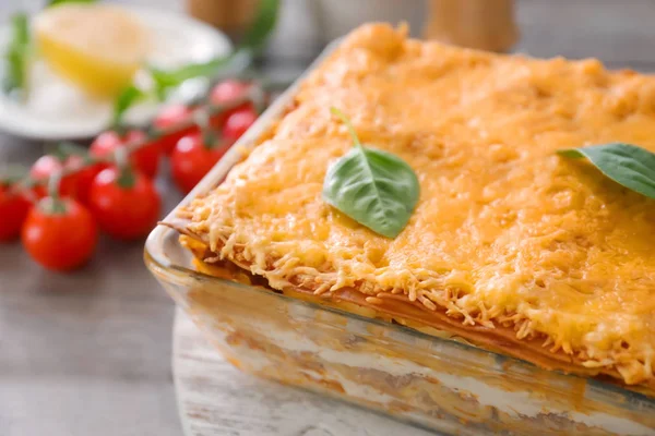 Yemek pişirme içinde lezzetli lazanya 