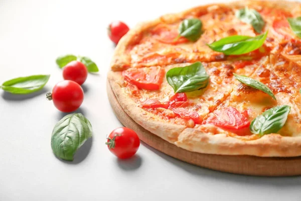 Deliziosa pizza con basilico — Foto Stock