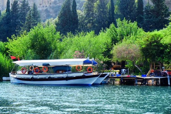 Güzel manzara nehir ve tekne tekneler gün güneşli yaz ile