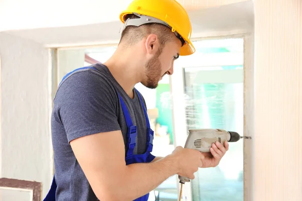 Arbetaren reparera fönster i platt — Stockfoto