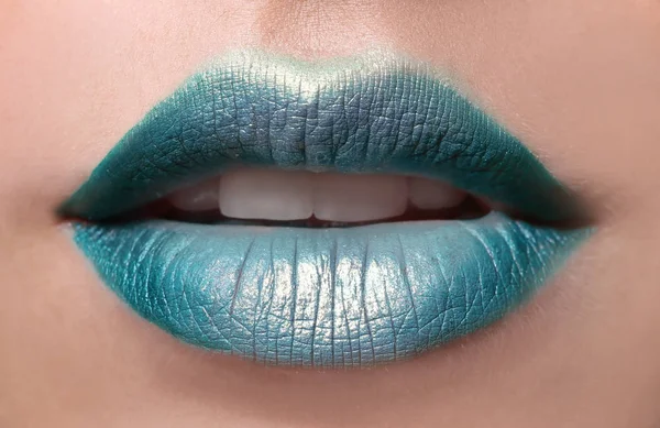 Mujer joven con maquillaje verde brillante, primer plano — Foto de Stock