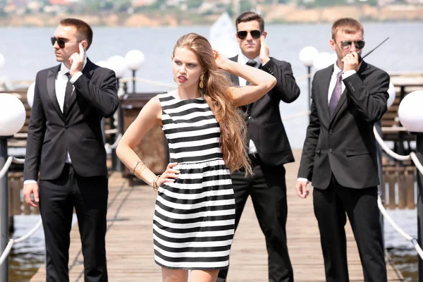 Genç ünlü korumaları ile 