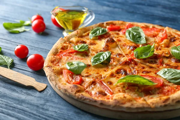 Leckere Pizza mit Tomaten — Stockfoto