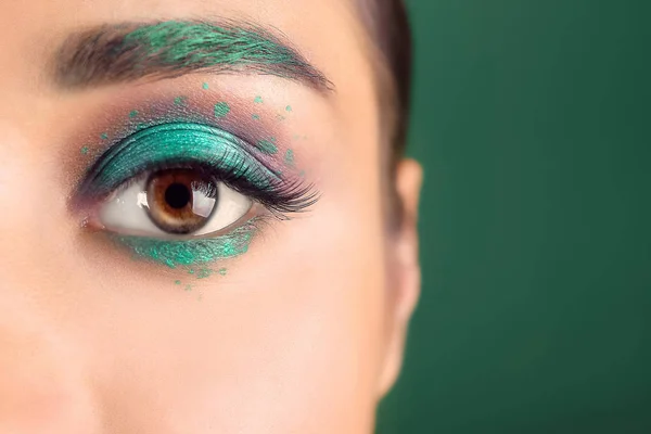 Jovem com maquiagem criativa no fundo de cor, close-up — Fotografia de Stock