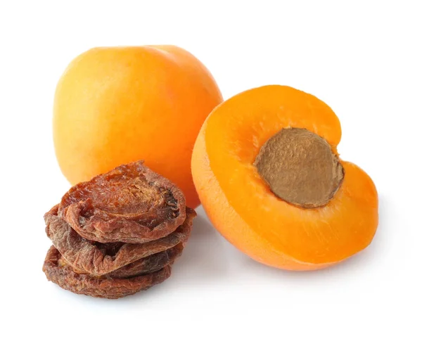Dried and fresh apricots — Stock Photo, Image