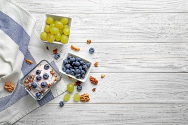 Tatlı bir yaban mersini ve quinoa ile