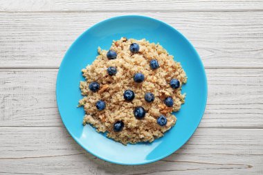 Tatlı bir yaban mersini ve quinoa ile