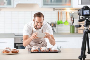 Genç erkek gıda blogger 