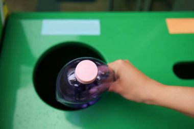 çöp kutusu içine plastik şişe atma