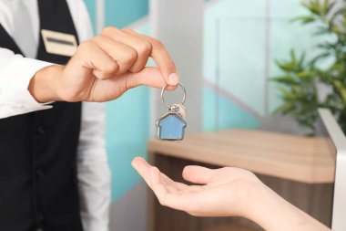 Erkek resepsiyonist istemci otelde oda anahtarı verme