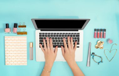 Dizüstü bilgisayarla çalışan kadın