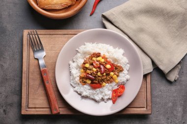 Chili con carne pilav ile servis
