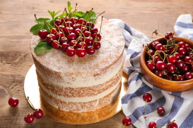 kek kiraz ile dekore edilmiş