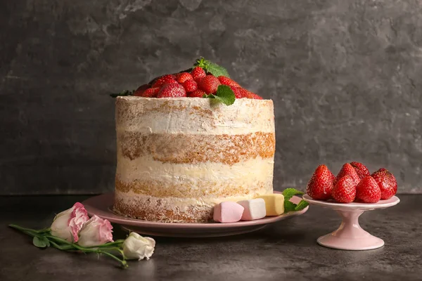 Délicieux gâteau aux fraises — Photo