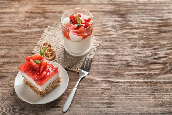 Strawberry pretzel salad — Stock Photo, Image