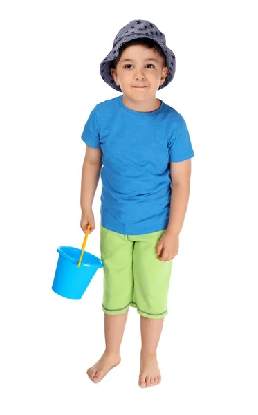 Ładny mały chłopiec z plastikowej łyżki na białym tle. Koncepcję wakacji letnich — Zdjęcie stockowe