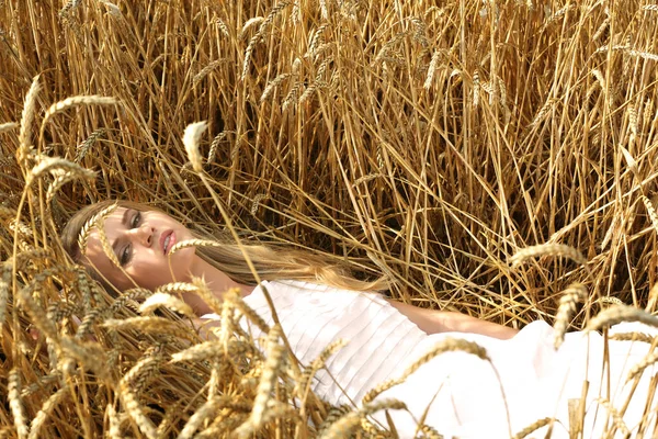 Mladá žena v pšeničném poli — Stock fotografie