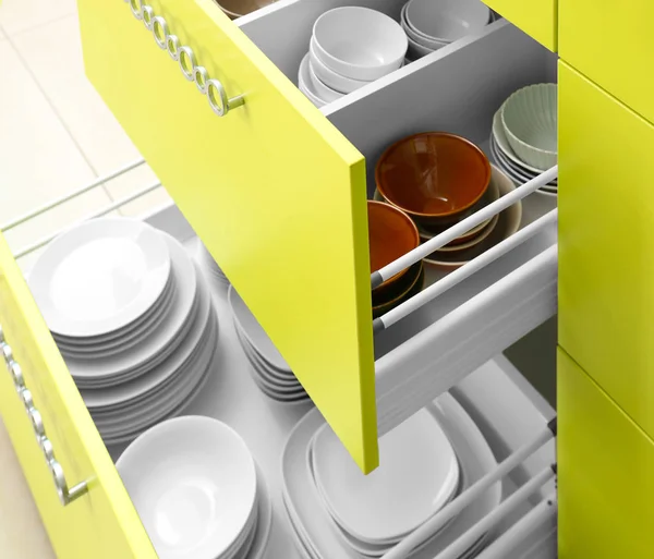 Set di stoviglie nei cassetti della cucina — Foto Stock