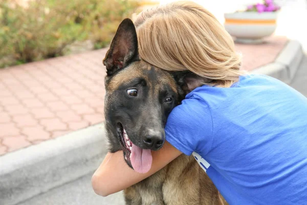 Volontaria donna con cane senzatetto — Foto Stock