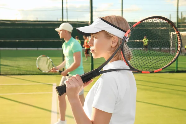 Ungt par spela tennis på tennisbanan — Stockfoto