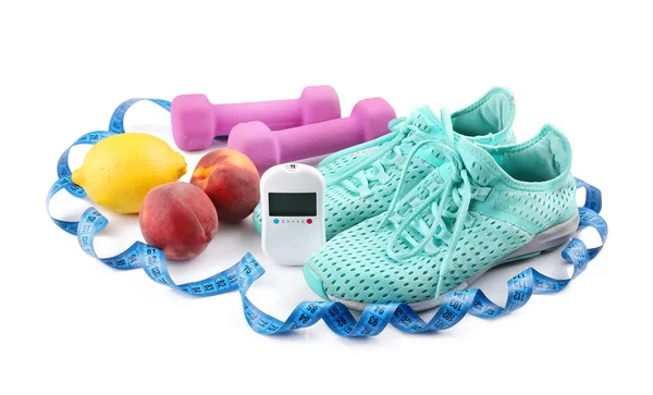 Composição com glicosímetro digital, frutas frescas e inventário desportivo sobre fundo branco. Conceito de diabetes — Fotografia de Stock