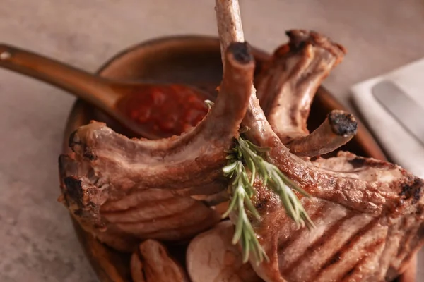 Placa con costillas deliciosas — Foto de Stock