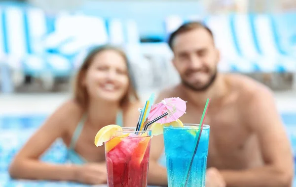 Helle Cocktails und verschwommenes junges Paar im Hintergrund — Stockfoto
