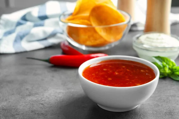 Mutfak masasında chili soslu seramik kase — Stok fotoğraf