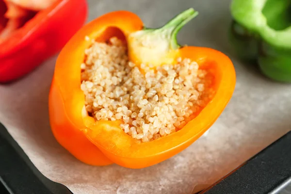 Quinoa Pişirme tepsisi üzerinde biber dolması — Stok fotoğraf