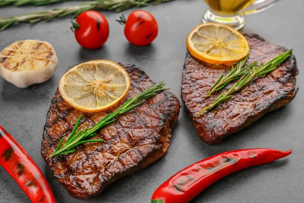 Délicieux steaks grillés — Photo