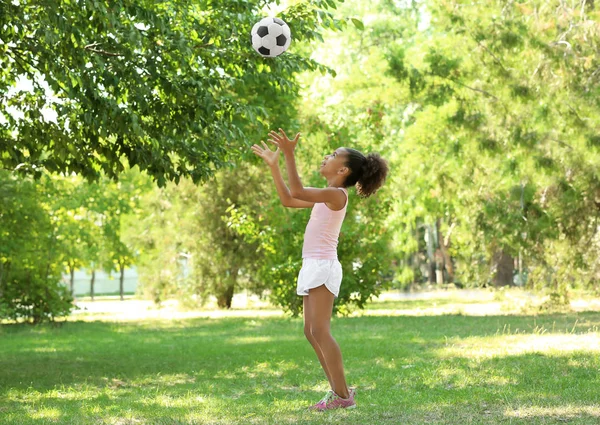 Linda chica afroamericana jugando con la pelota en el parque —  Fotos de Stock