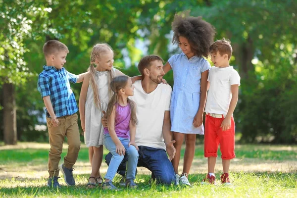 Groep kinderen met leraar in park — Stockfoto