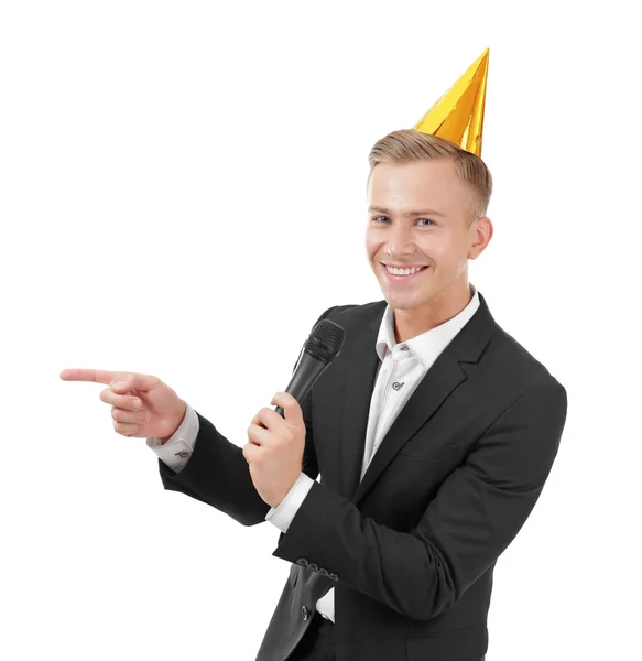 Jeune présentateur en bonnet de fête avec microphone sur fond blanc — Photo