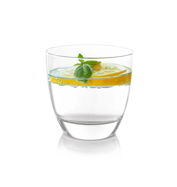 Basilika vatten med citron i glas, isolerad på vit — Stockfoto