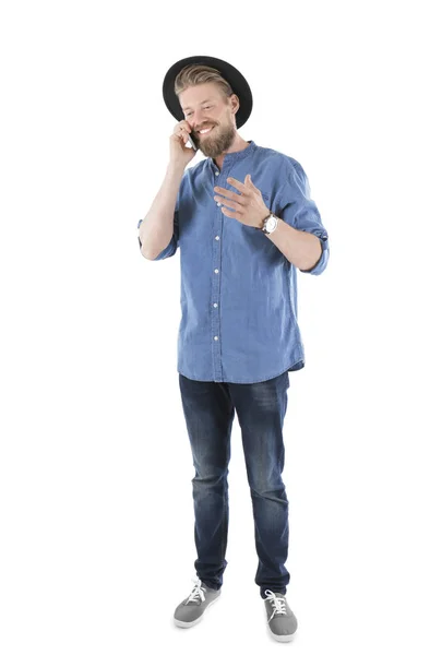 Joven hipster hombre hablando por teléfono sobre fondo blanco — Foto de Stock