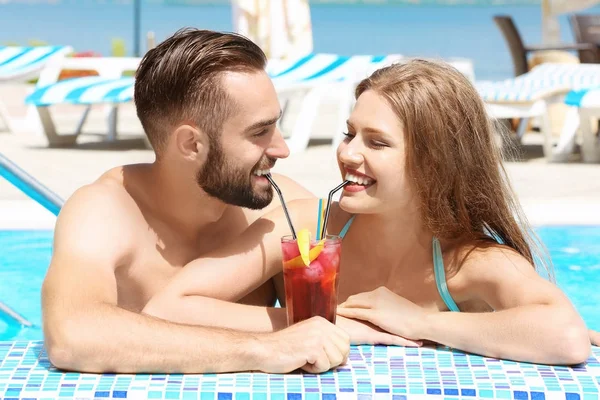 Glückliches Paar trinkt Cocktails — Stockfoto