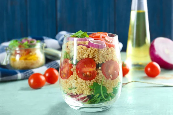 Verre de quinoa et légumes sur la table — Photo