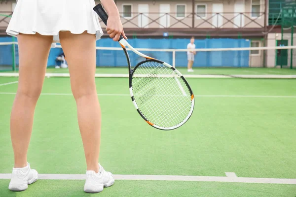 Jugendliche spielen Tennis auf dem Platz — Stockfoto