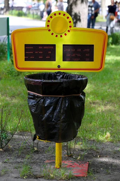 近代的なゴミ箱屋外 — ストック写真