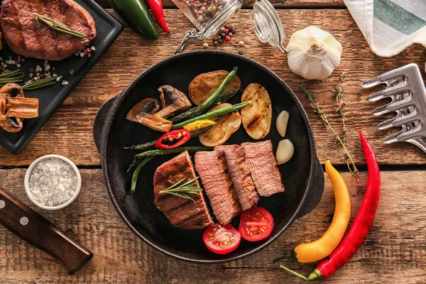 Heerlijke steak in koekenpan — Stockfoto