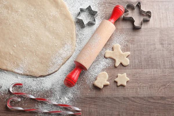 Kompozycja z ciasta dla Christmas cookies na drewnianym stole — Zdjęcie stockowe