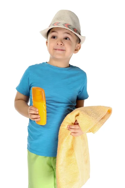 Schattige kleine jongen met zonnebrand crème en handdoek op witte achtergrond. Zomer vakantie concept — Stockfoto