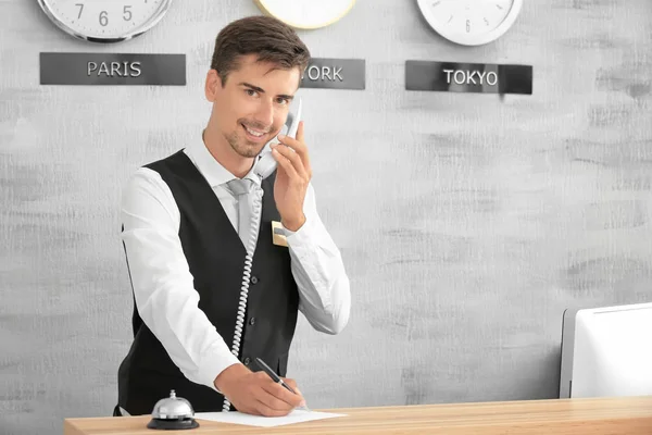 Mannelijke receptioniste werkzaam in hotel — Stockfoto