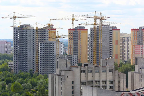 Строительство новых зданий в городе — стоковое фото