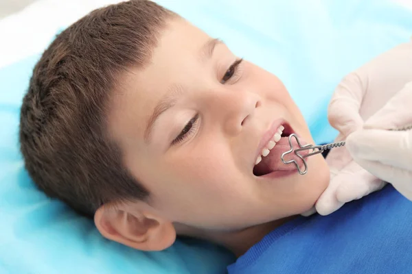 Cute boy at speech therapist's office — Stock Photo, Image